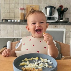 Assiette en silicone avec ventouse coeur bleu