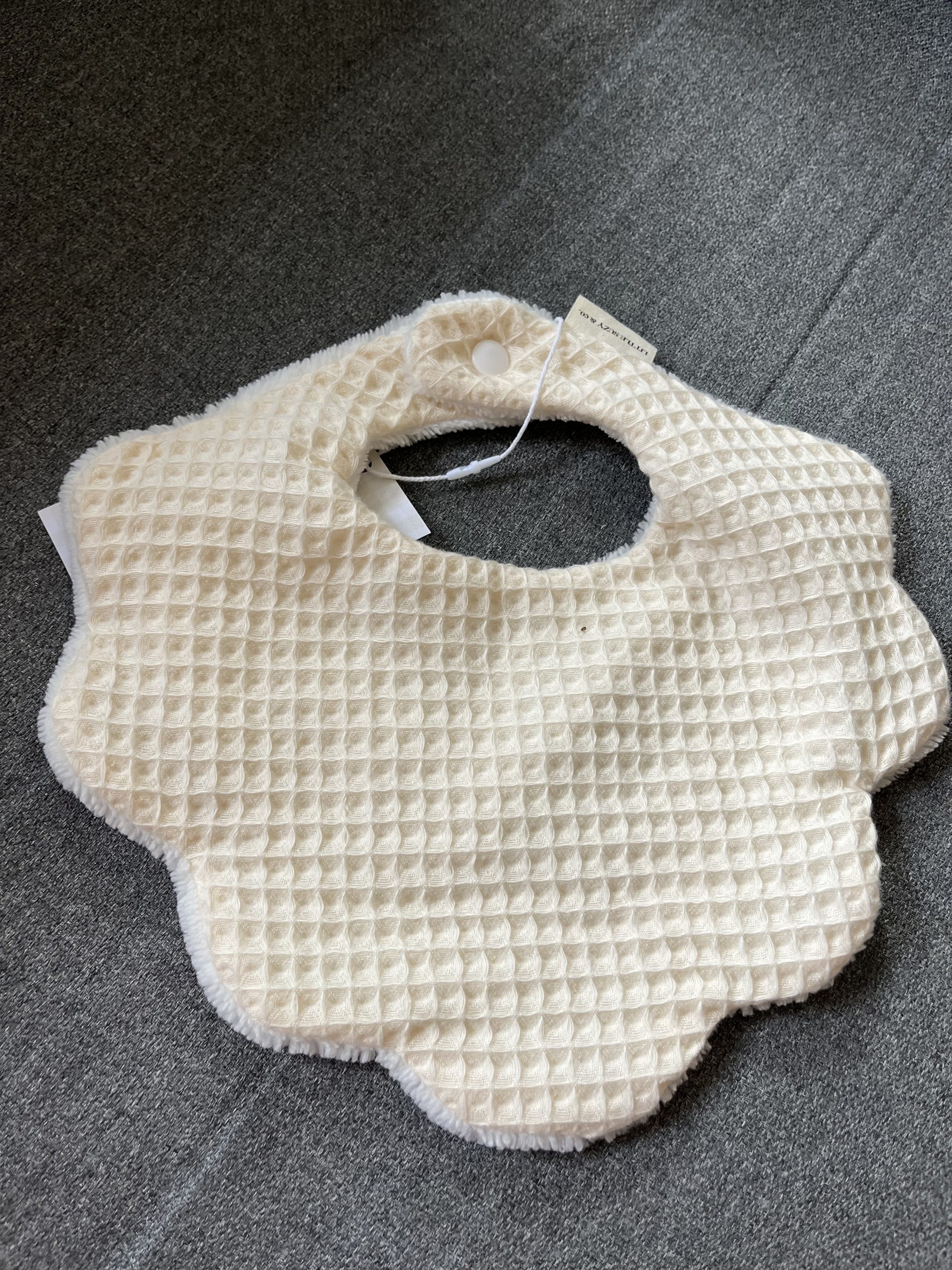 Bavoir pétales nid d'abeille