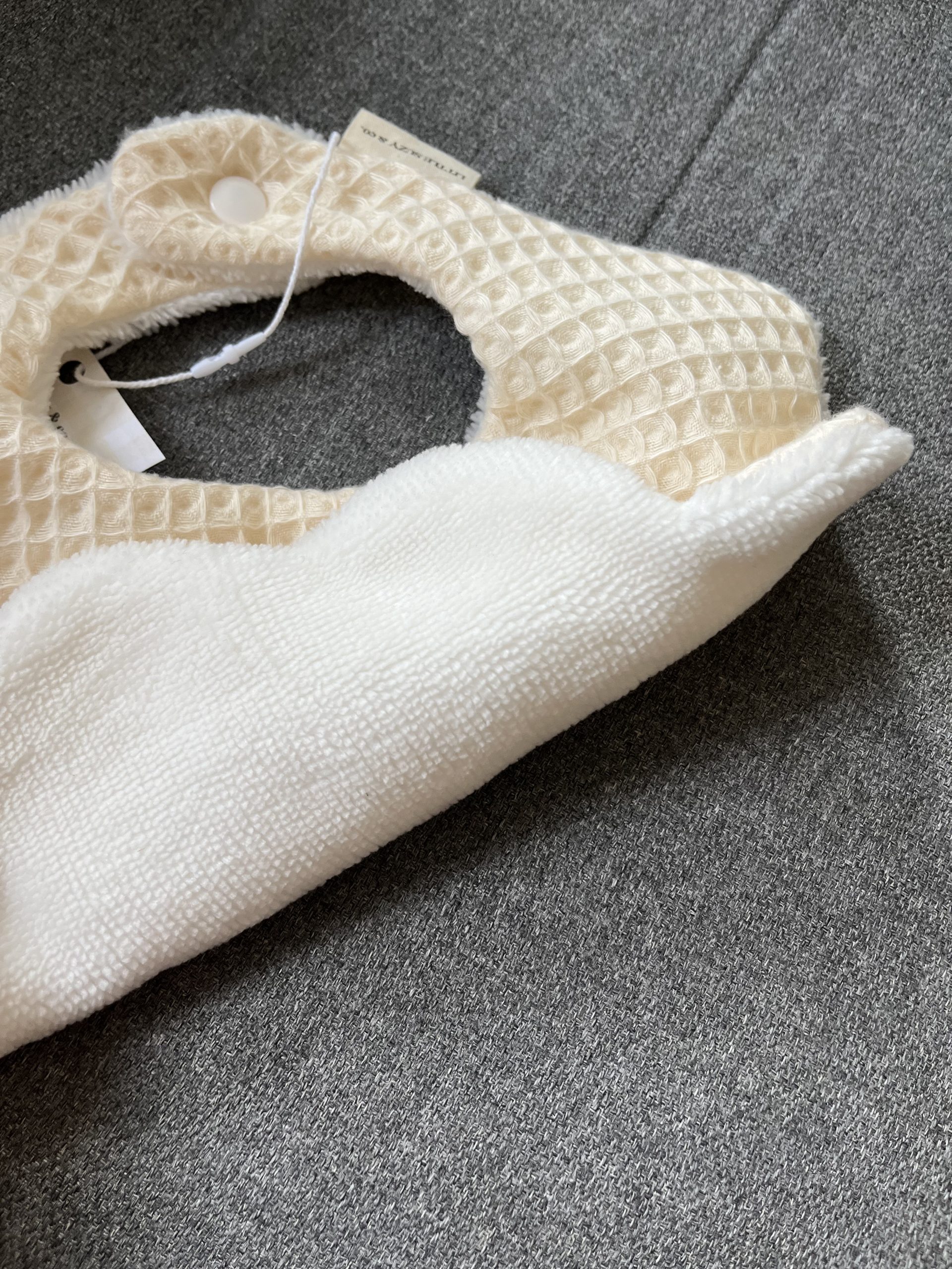 Bavoir pétales nid d'abeille – Image 2