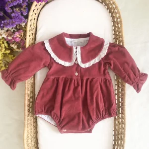 Barboteuse en velours rose avec col Claudine et broderie anglaise