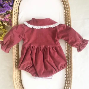 Barboteuse en velours rose avec col Claudine et broderie anglaise