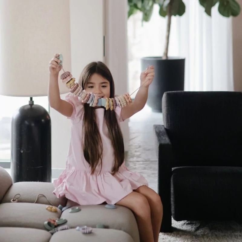 Perles à Enfiler Mushie – Jouet Motricité Fine – Image 4